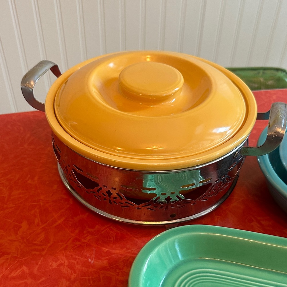 Fiesta Ware Homer Laughlin Kitchen Kraft Casserole Dish with Metal Serving Stand